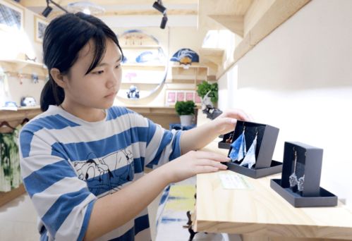 華鎣市青少年文化藝術展示交流中心及文創(chuàng)產品交易市場開市 文化與經(jīng)濟的雙贏新平臺